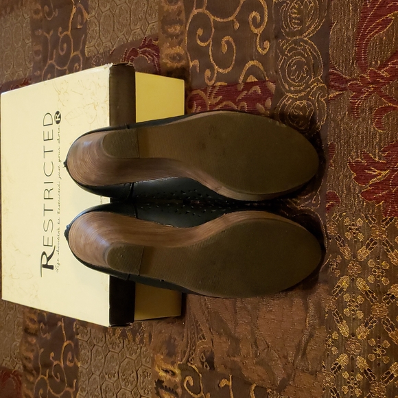 Restricted Peep toe wedge. Size 8. Black - Picture 3 of 3